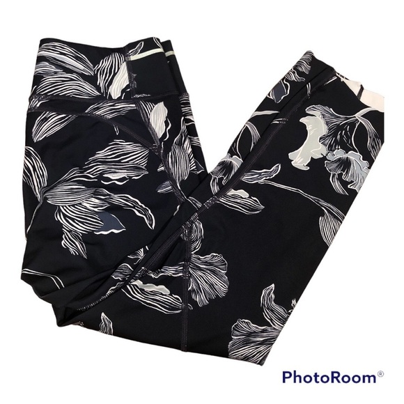 Athleta Navy Floral Sonic Capri Leggings small - Picture 3 of 7